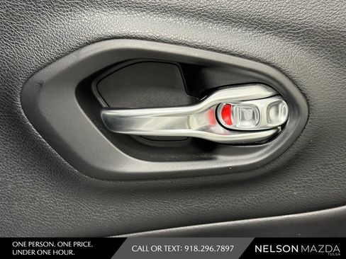 Used 2019 Jeep Cherokee Latitude Plus w/ Comfort/Convenience Group FWD image 40