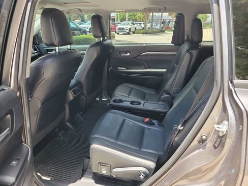 Used 2019 Toyota Highlander Limited AWD/4WD image 11