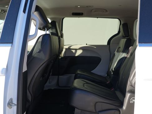 Used 2024 Chrysler Pacifica Touring-L image 18