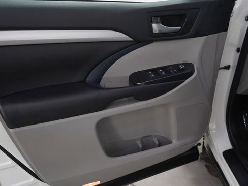 Used 2018 Toyota Highlander XLE image 23