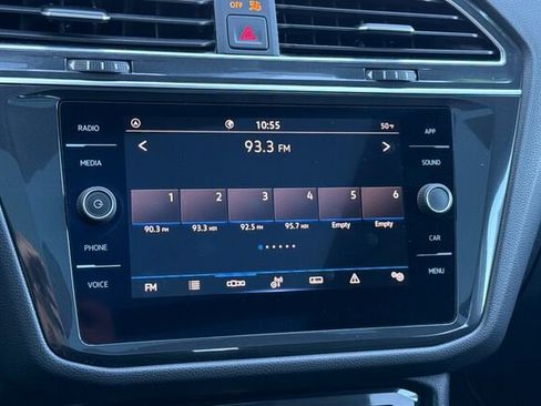 Used 2022 Volkswagen Tiguan SE w/ Panoramic Sunroof Package image 19