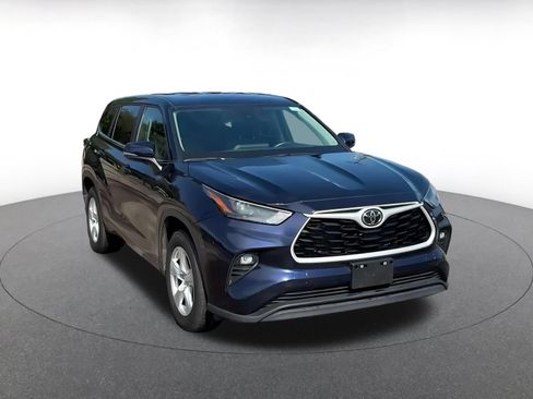 Used 2025 Toyota Highlander LE FWD image 3