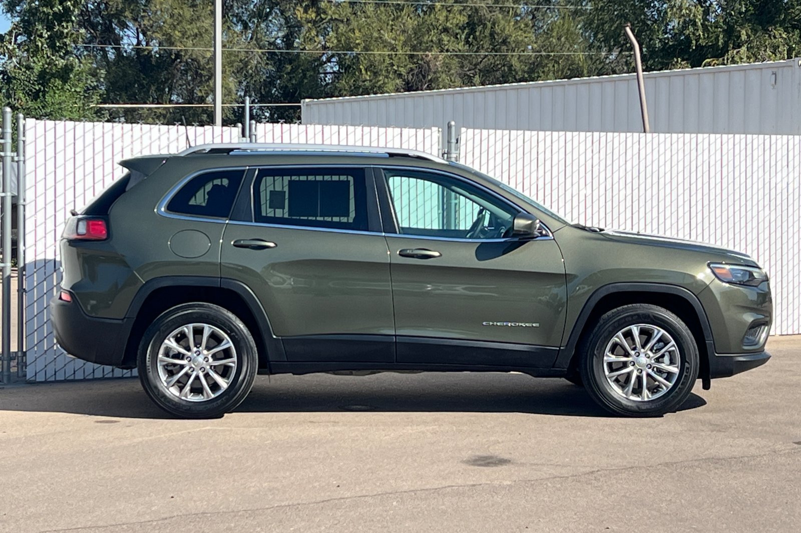 Used 2021 Jeep Cherokee Latitude Lux w/ Comfort/Convenience Group AWD/4WD image 3