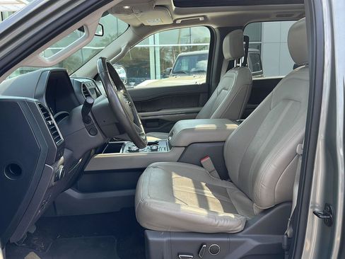 Used 2019 Ford Expedition Limited w/ Equipment Group 302A AWD/4WD image 9