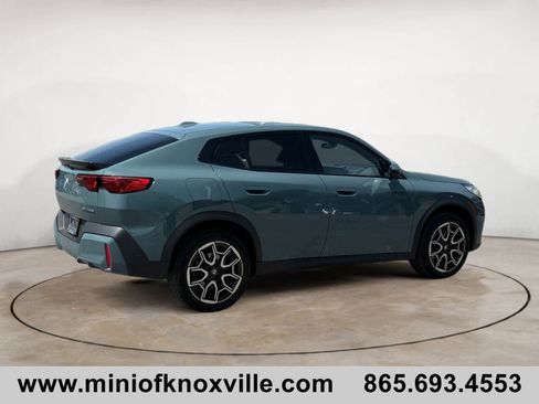 Used 2024 BMW X2 xDrive28i AWD/4WD image 3