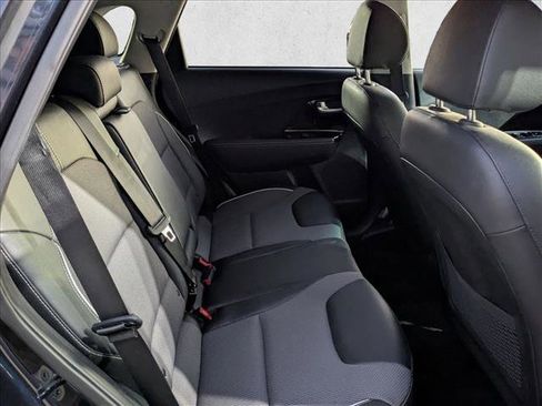 Used 2022 Kia Niro EX image 19