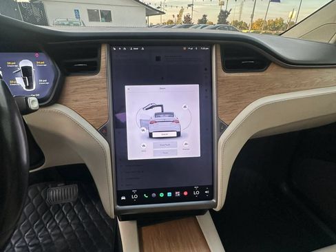 Used 2018 Tesla Model X 75D AWD/4WD image 27