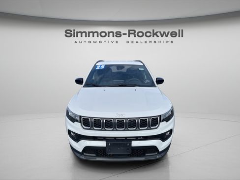 Used 2025 Jeep Compass Latitude AWD/4WD image 8