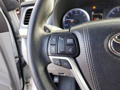Used 2018 Toyota Highlander LE image 26