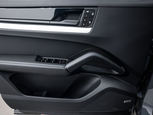 Certified 2025 Porsche Cayenne image 20