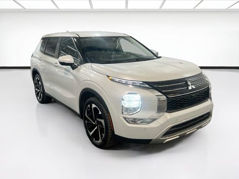Used 2023 Mitsubishi Outlander SE FWD image 3