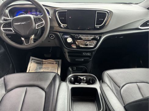 Used 2025 Chrysler Pacifica Select image 15