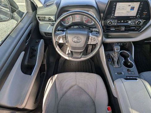 Used 2022 Toyota Highlander LE FWD image 15