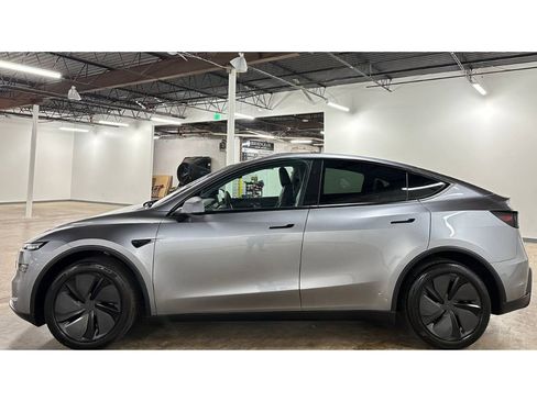 Used 2026 Tesla Model Y Long Range AWD/4WD image 9