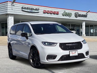 New 2026 Chrysler Pacifica Select