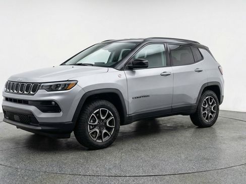 Used 2025 Jeep Compass Trailhawk image 3