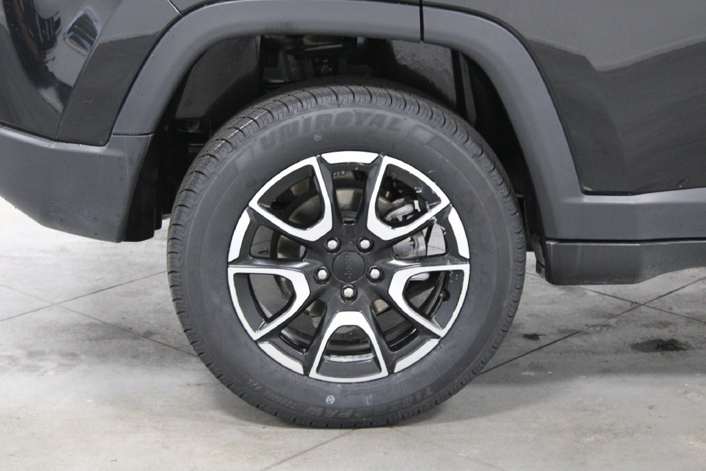 Used 2024 Jeep Compass Trailhawk AWD/4WD image 12