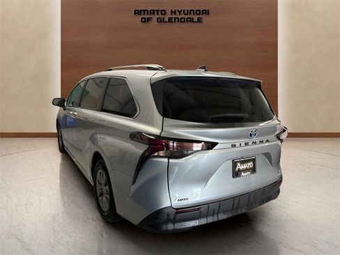 Used 2023 Toyota Sienna XLE image 4