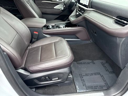 Used 2025 Ford Explorer Platinum w/ LUX Leather Package AWD/4WD image 28