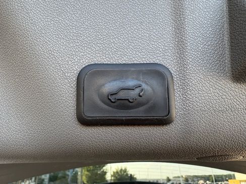 Used 2015 GMC Acadia SLE FWD image 25