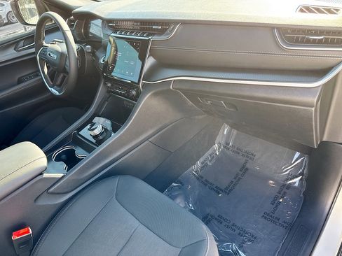 Used 2025 Jeep Grand Cherokee Laredo X RWD image 13