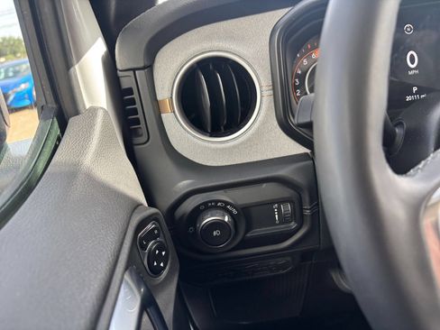 Used 2025 Jeep Wrangler Unlimited Sahara AWD/4WD image 34