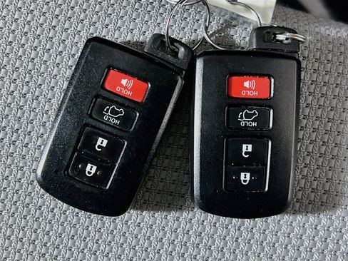 Used 2018 Toyota RAV4 XLE AWD/4WD image 36