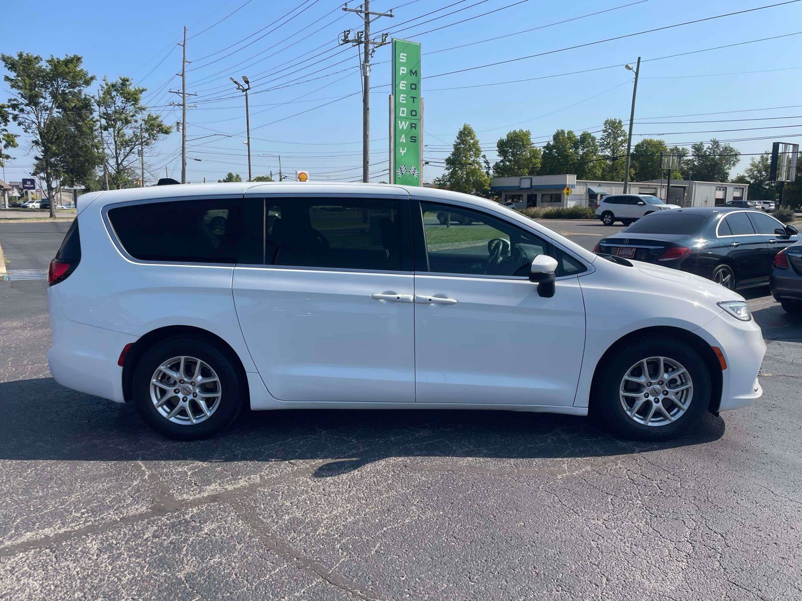 Used 2023 Chrysler Pacifica Touring FWD image 9