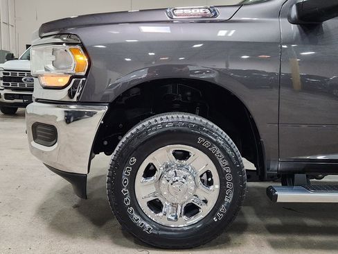 Used 2024 RAM 2500 Tradesman w/ Chrome Appearance Group image 5