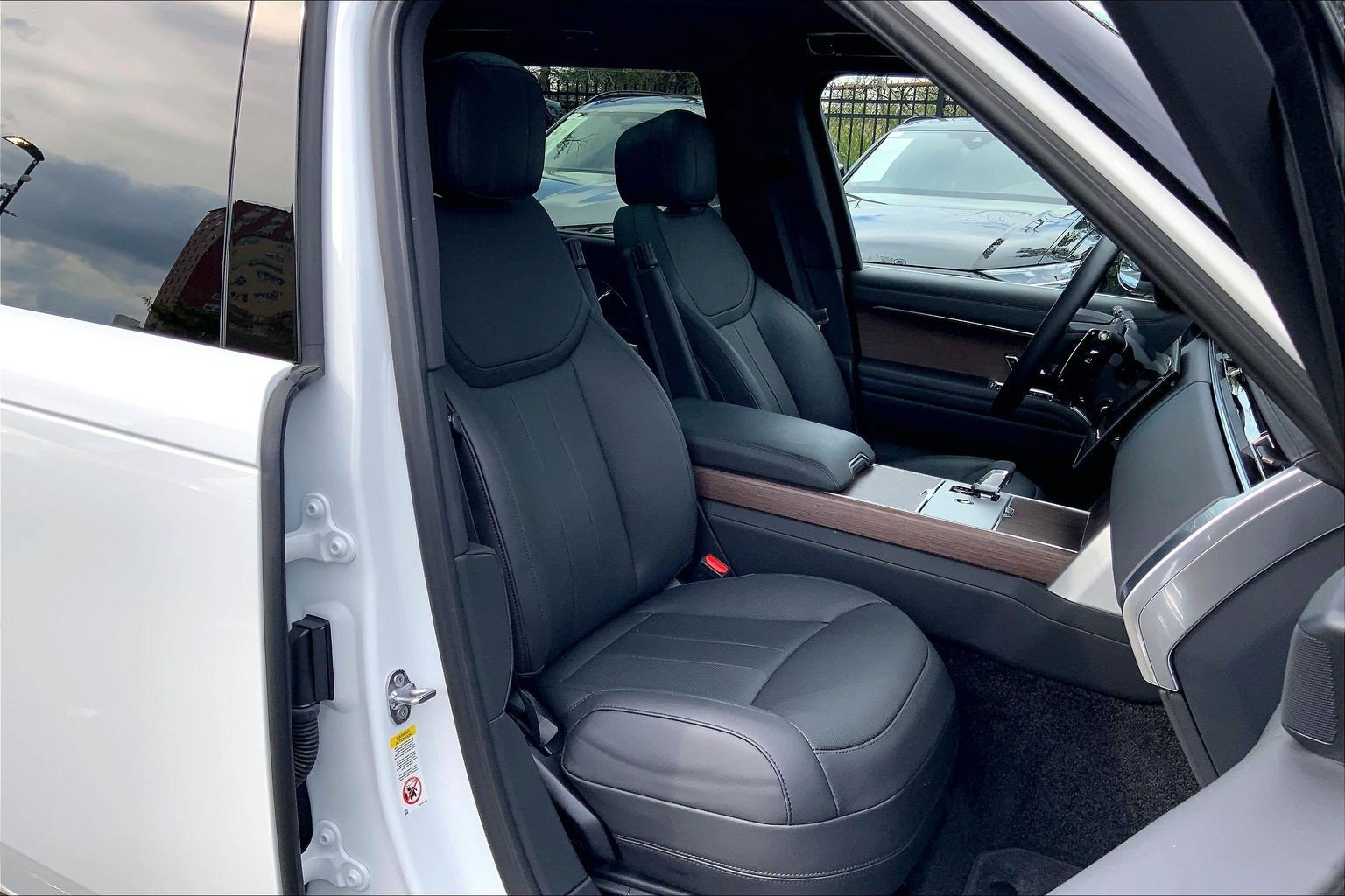 Certified 2026 Land Rover Range Rover Long Wheelbase SE AWD/4WD image 8