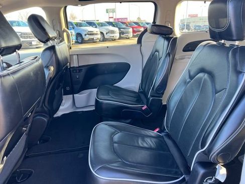 Used 2024 Chrysler Pacifica Limited image 16