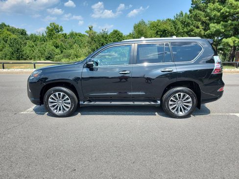 Used 2023 Lexus GX 460 Luxury w/ Accessory Package AWD/4WD image 2