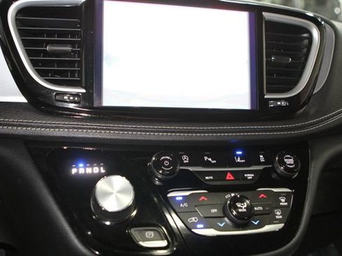 Used 2021 Chrysler Pacifica Touring-L w/ Uconnect Theater Family Group FWD image 35