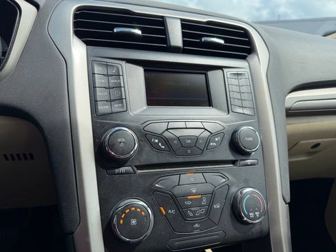 Used 2014 Ford Fusion SE FWD image 4