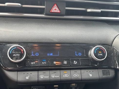 Used 2022 Hyundai Elantra SEL w/ Convenience Package FWD image 15
