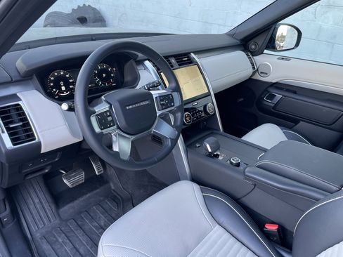 Used 2024 Land Rover Discovery Dynamic SE image 13