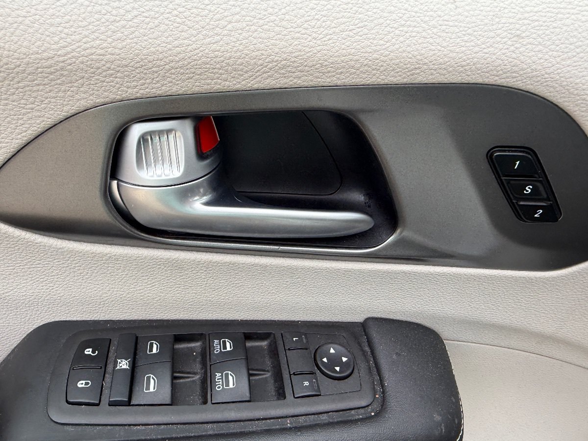 Used 2024 Chrysler Pacifica Touring-L FWD image 20