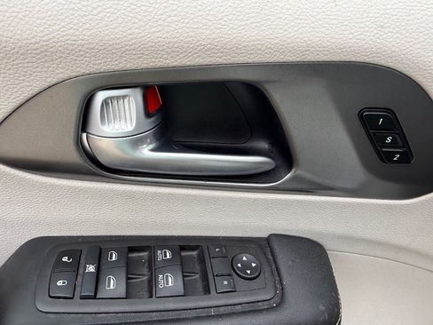 Used 2024 Chrysler Pacifica Touring-L FWD image 20
