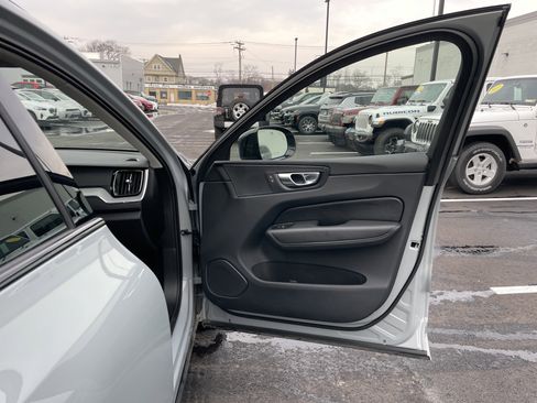 Used 2025 Volvo XC60 B5 Plus image 9