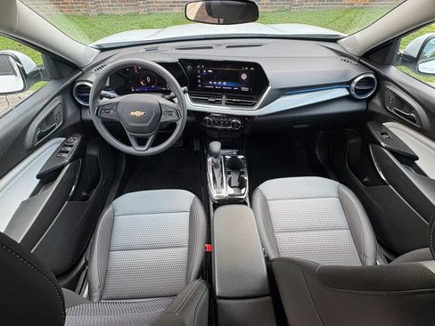 Used 2025 Chevrolet Trax LT FWD image 25
