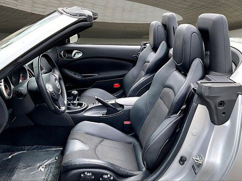 Used 2017 Nissan 370Z Touring image 23