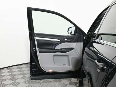 Used 2019 Toyota Highlander XLE image 27