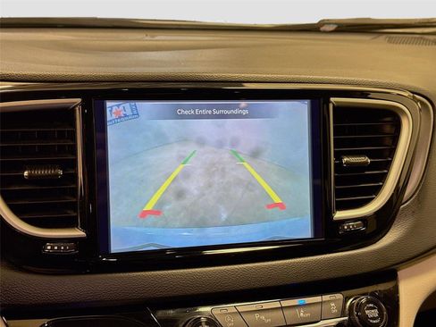 Used 2023 Chrysler Pacifica Touring-L image 13