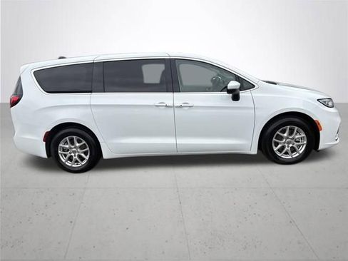 Used 2023 Chrysler Pacifica Touring-L FWD image 5