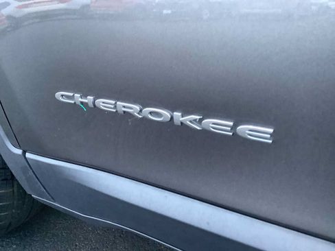 Used 2021 Jeep Cherokee Latitude Plus AWD/4WD image 7