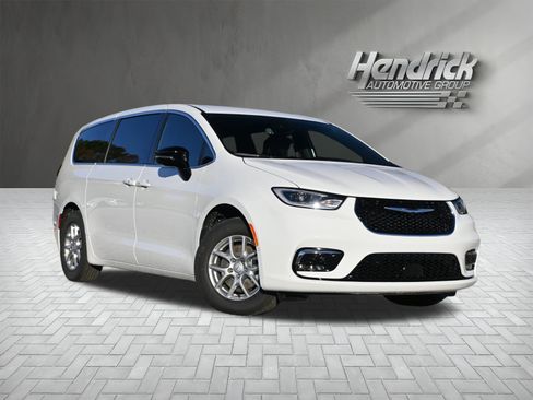 New 2026 Chrysler Pacifica Select image 2