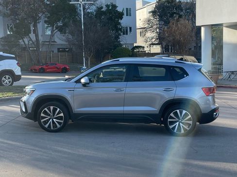 Used 2024 Volkswagen Taos SE image 3