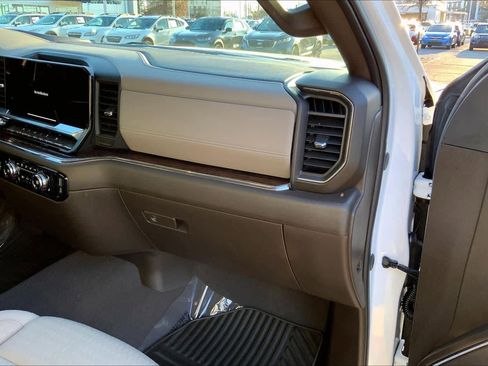 Used 2024 GMC Sierra 1500 SLE image 17