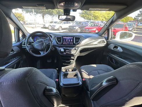 Used 2018 Chrysler Pacifica Touring Plus w/ S Appearance Package image 11