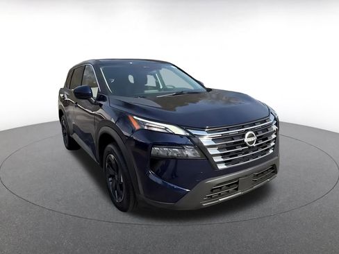 Used 2025 Nissan Rogue SV image 3